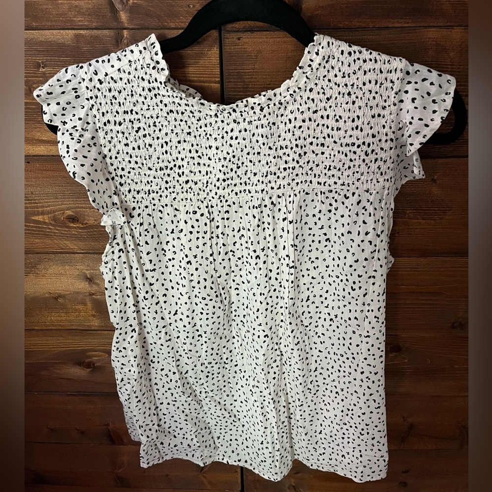 Cute top with ruffle sleeves